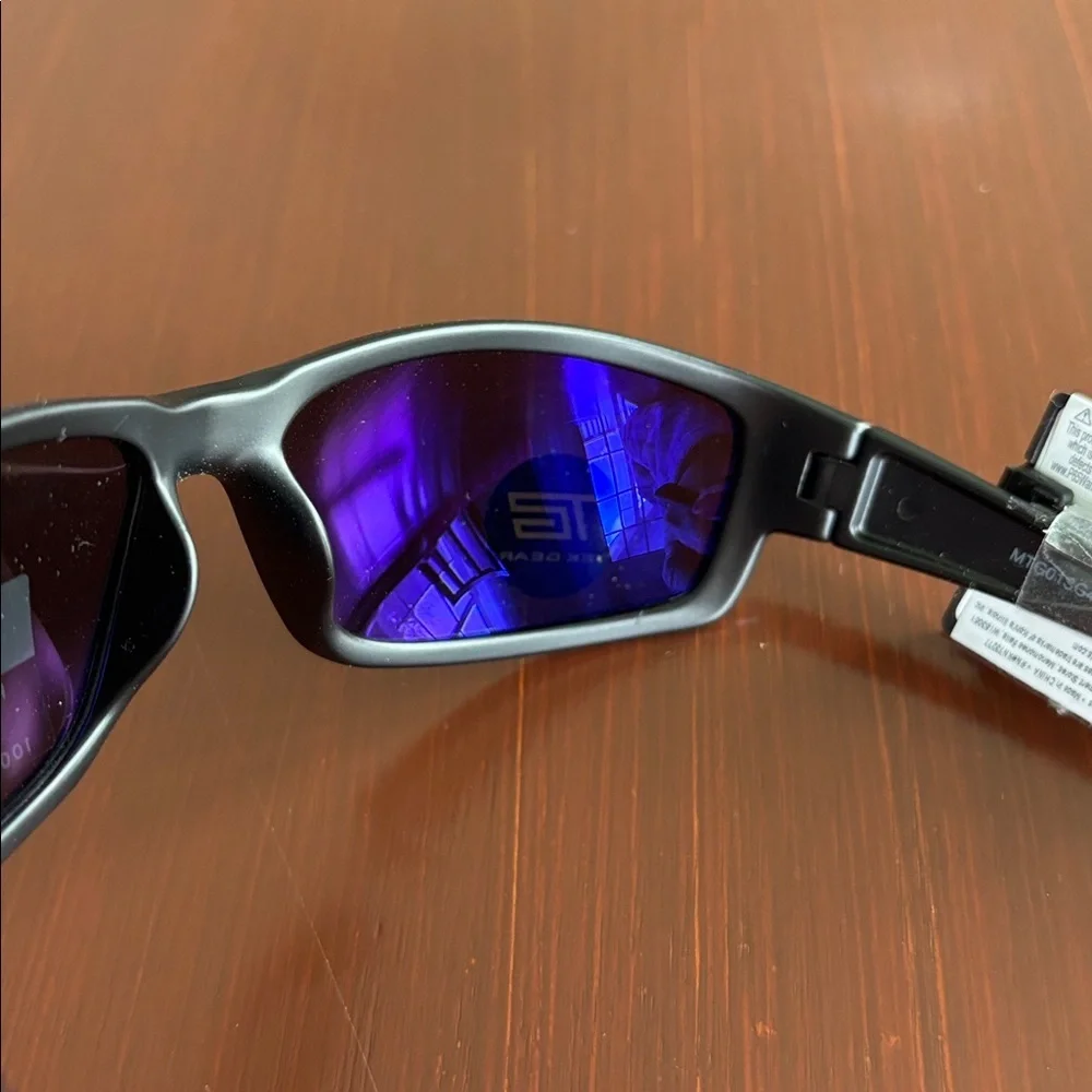 TEK Gear Polarized 100% UV protect,water floating, full frame, black mirror lens